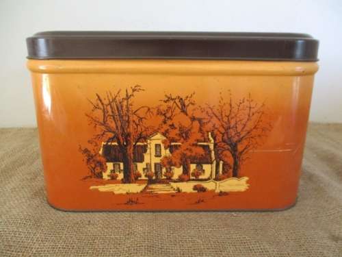 Very Characterful Vintage Retro Metal Bread Bin With Lovely Cape Dutch Farmhouse Display