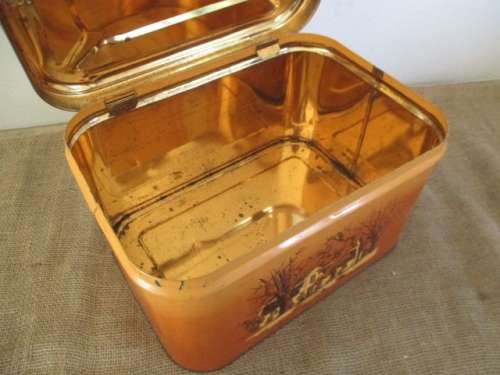 Very Characterful Vintage Retro Metal Bread Bin With Lovely Cape Dutch Farmhouse Display