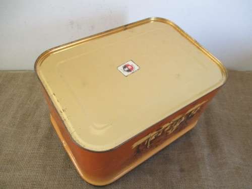 Very Characterful Vintage Retro Metal Bread Bin With Lovely Cape Dutch Farmhouse Display