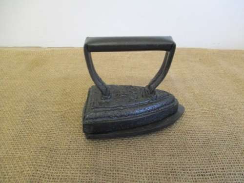 For Deputy  Bid  - Genuine Antique Cast Iron Crane No 4 Sad Iron On Enterprise 8397 Metal Trivet