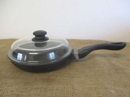 A Cut Above The Rest......This Very Nice 250mm Bauer Pro Frying Pan With Original Glass Lid