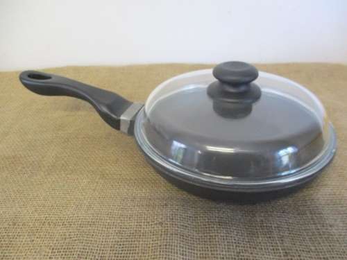 A Cut Above The Rest......This Very Nice 250mm Bauer Pro Frying Pan With Original Glass Lid