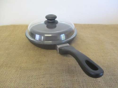 A Cut Above The Rest......This Very Nice 250mm Bauer Pro Frying Pan With Original Glass Lid