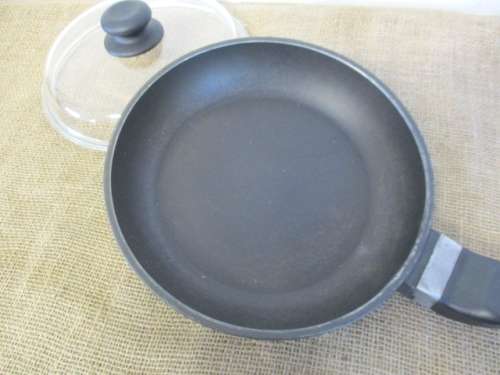 A Cut Above The Rest......This Very Nice 250mm Bauer Pro Frying Pan With Original Glass Lid