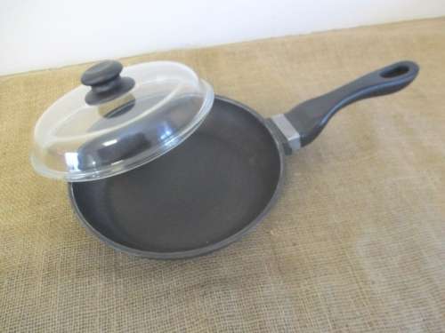 A Cut Above The Rest......This Very Nice 250mm Bauer Pro Frying Pan With Original Glass Lid