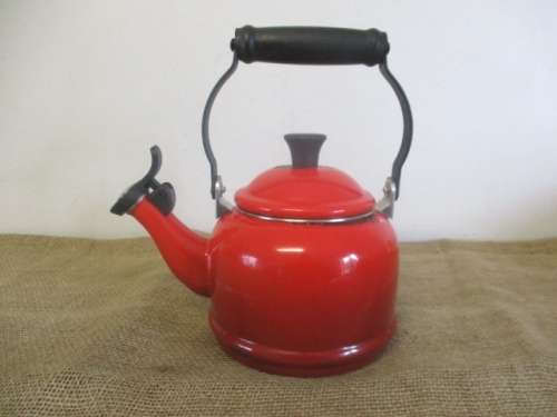 A Good Le Creuset Enamel Coating 1.5 US Quarts / 1.1 Litres Whistling Kettle