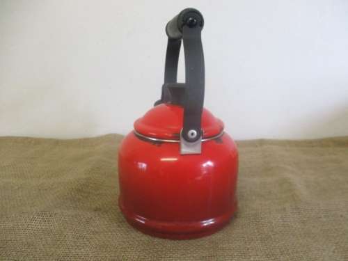 A Good Le Creuset Enamel Coating 1.5 US Quarts / 1.1 Litres Whistling Kettle