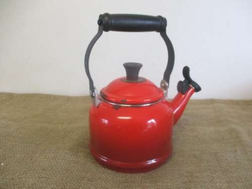 A Good Le Creuset Enamel Coating 1.5 US Quarts / 1.1 Litres Whistling Kettle