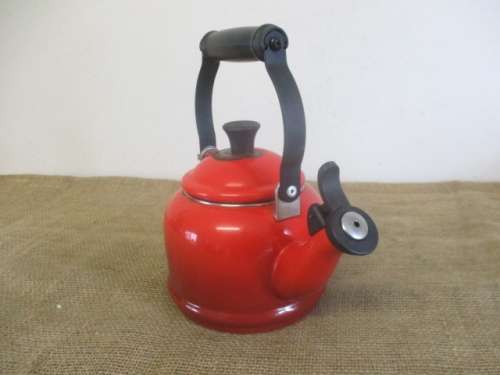 A Good Le Creuset Enamel Coating 1.5 US Quarts / 1.1 Litres Whistling Kettle