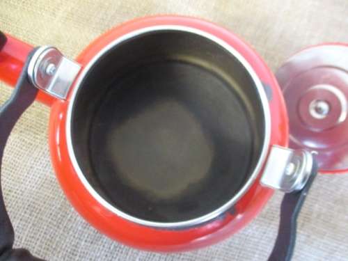 A Good Le Creuset Enamel Coating 1.5 US Quarts / 1.1 Litres Whistling Kettle
