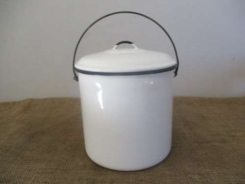Beautiful Large Old Fashioned Enamel Six Liter Billy Can