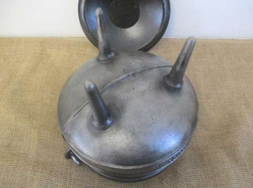 Very Neat And Robust Sizable BestDuty #2 Three Legged Solid Cast Iron Potjie Pot