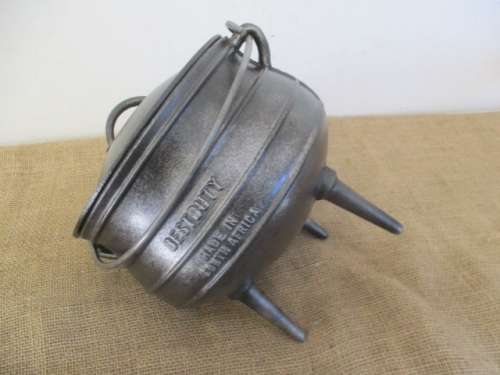 Very Neat And Robust Sizable BestDuty #2 Three Legged Solid Cast Iron Potjie Pot