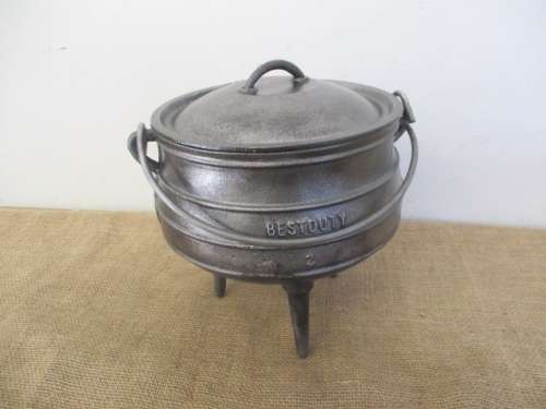 Very Neat And Robust Sizable BestDuty #2 Three Legged Solid Cast Iron Potjie Pot