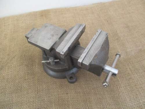Handy Sturdy Cast Iron Swivel Head Workshop Bench Vise