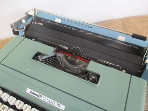 Rare Vintage Olivetti Studio 46 Portable Typewriter In Original Case     Spain