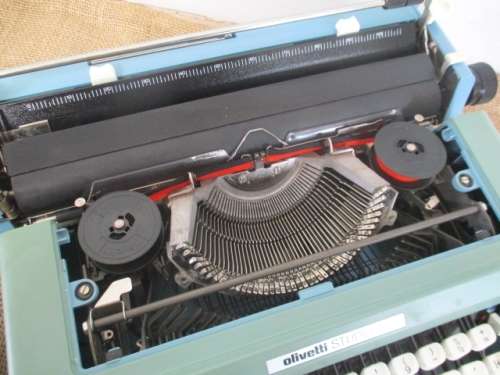 Rare Vintage Olivetti Studio 46 Portable Typewriter In Original Case     Spain