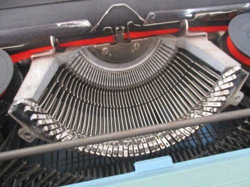 Rare Vintage Olivetti Studio 46 Portable Typewriter In Original Case     Spain