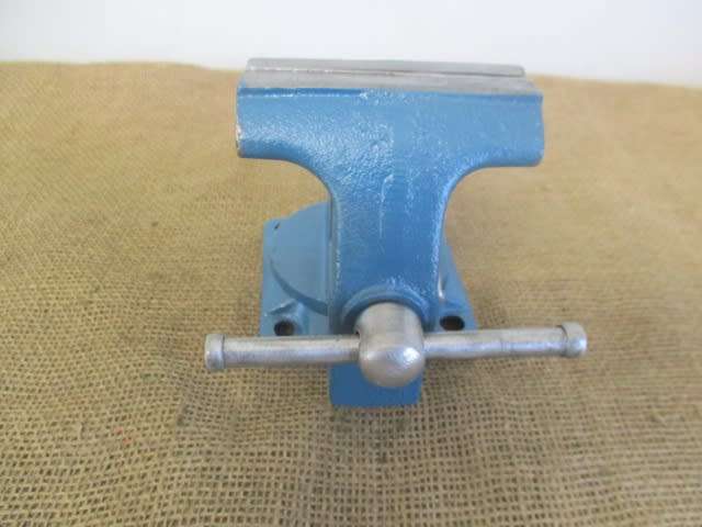 Nice And Sturdy Cast Iron Swivel Head Workshop Bench Vise