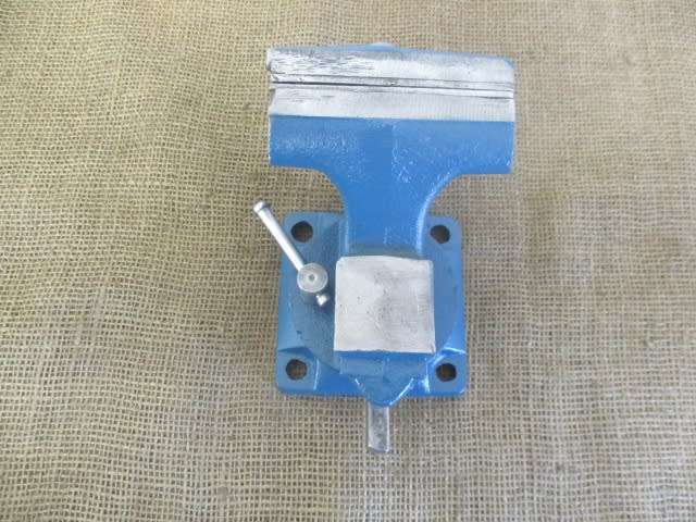 Nice And Sturdy Cast Iron Swivel Head Workshop Bench Vise