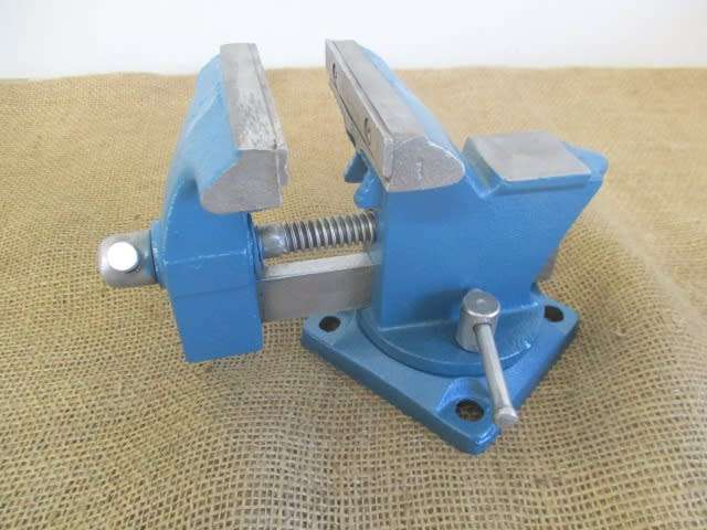 Nice And Sturdy Cast Iron Swivel Head Workshop Bench Vise