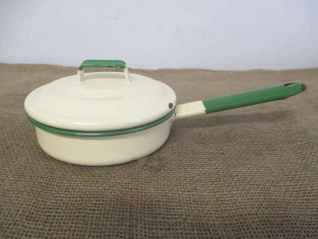 Smart Vintage Old Fashioned Enamel Lidded Frying Pan