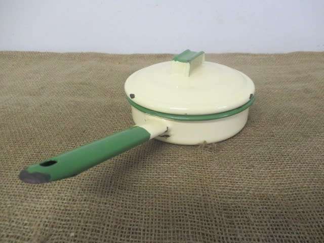 Smart Vintage Old Fashioned Enamel Lidded Frying Pan