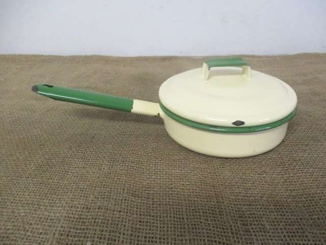 Smart Vintage Old Fashioned Enamel Lidded Frying Pan