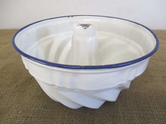 Rare Large Size Vintage Old Fashioned Enamel Jelly Mould