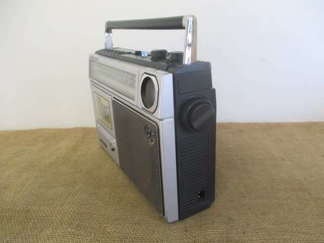 Vintage Sanyo Magnum Model M2563KB Portable 4 Band Electrical/Battery Radio/Cassette Player