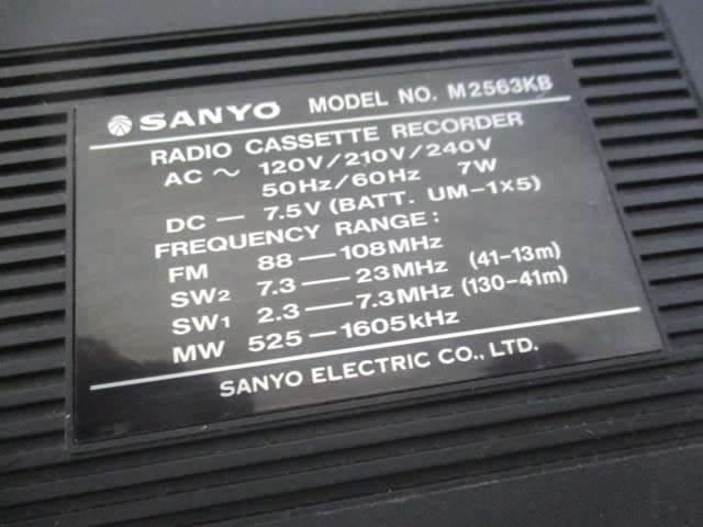 Vintage Sanyo Magnum Model M2563KB Portable 4 Band Electrical/Battery Radio/Cassette Player