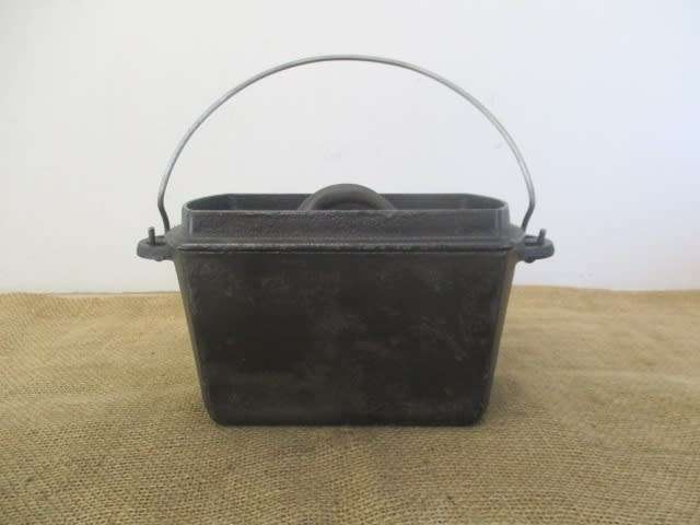 Nice AfriTrail Cast Iron Bread Pot With Covering Bag