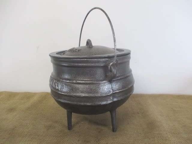 Magnificent And Robust Sizable Vintage Falkirk #3 Three Legged Solid Cast Iron Potjie Pot