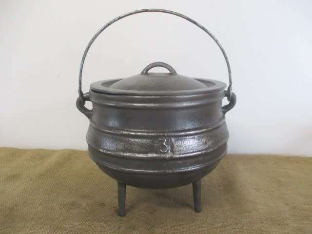 Magnificent And Robust Sizable Vintage Falkirk #3 Three Legged Solid Cast Iron Potjie Pot