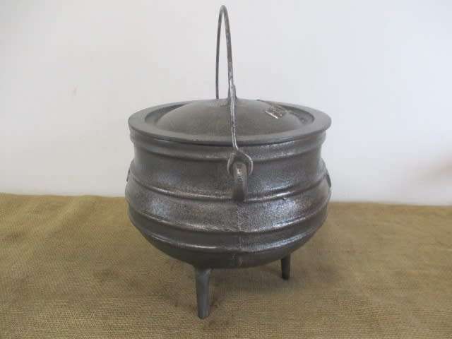 Magnificent And Robust Sizable Vintage Falkirk #3 Three Legged Solid Cast Iron Potjie Pot