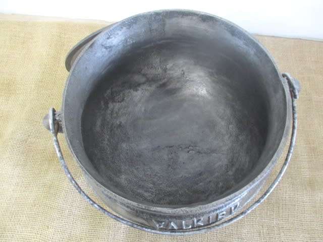 Magnificent And Robust Sizable Vintage Falkirk #3 Three Legged Solid Cast Iron Potjie Pot