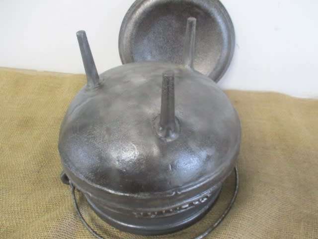 Magnificent And Robust Sizable Vintage Falkirk #3 Three Legged Solid Cast Iron Potjie Pot