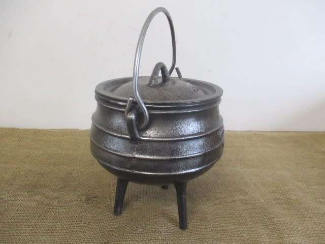Neat SABS BestDuty #3/4 Three Legged Solid Cast Iron Potjie Pot