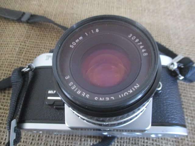 Beautiful Vintage Nikon FG-20 SLR 35mm Camera With Film And Shoulder Bag        1984