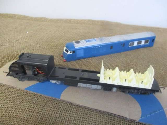 Vintage Tri-ang Blue Pullman Model Railway Powered Locomotive With Seats       Made In Britain
