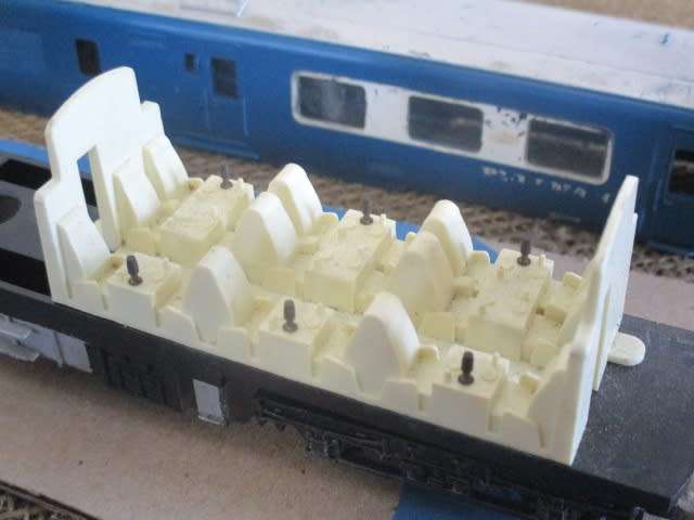 Vintage Tri-ang Blue Pullman Model Railway Powered Locomotive With Seats       Made In Britain