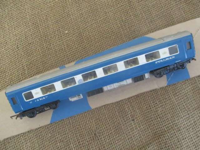 Vintage Tri-ang Blue Pullman Model Railway Coach              Made In Britain