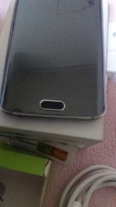 Samsung S6 Edge  32 GB 16MP camera and wireless charger