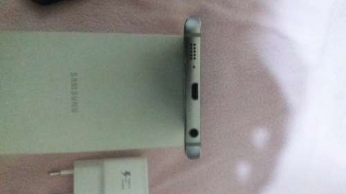 Samsung S6 Edge  32 GB 16MP camera and wireless charger