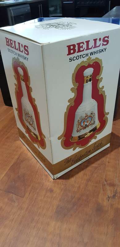 BELLS WHISKY IN PORCELAIN DECANTER COMMEMORATING 1981 WEDDING OF CHARLES & DIANNA