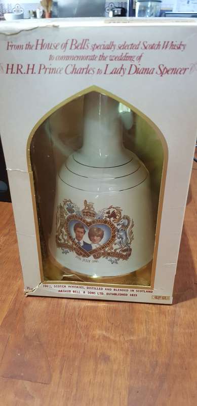 BELLS WHISKY IN PORCELAIN DECANTER COMMEMORATING 1981 WEDDING OF CHARLES & DIANNA