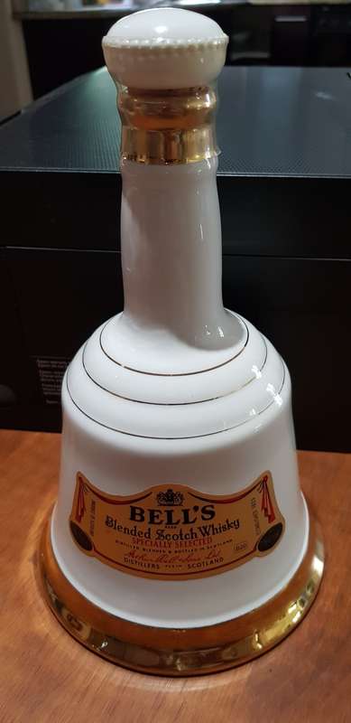 BELLS WHISKY IN PORCELAIN DECANTER COMMEMORATING 1981 WEDDING OF CHARLES & DIANNA