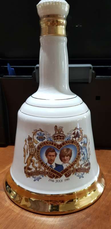 BELLS WHISKY IN PORCELAIN DECANTER COMMEMORATING 1981 WEDDING OF CHARLES & DIANNA