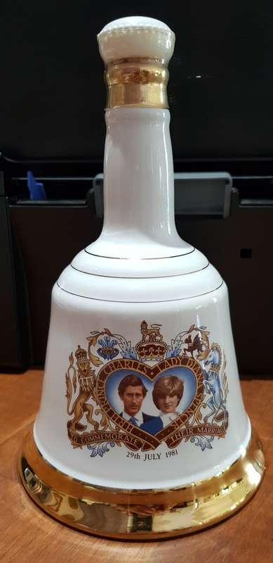 BELLS WHISKY IN PORCELAIN DECANTER COMMEMORATING 1981 WEDDING OF CHARLES & DIANNA