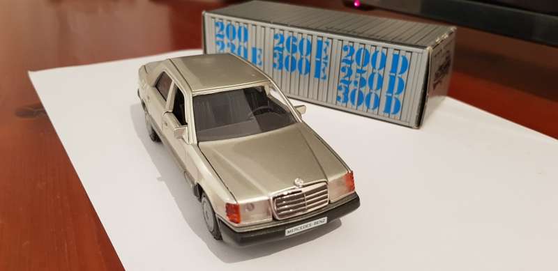 MERCEDES BENZ 230E -W124 - DIE-CAST - 1:43 SCALE - 1988 MODEL.